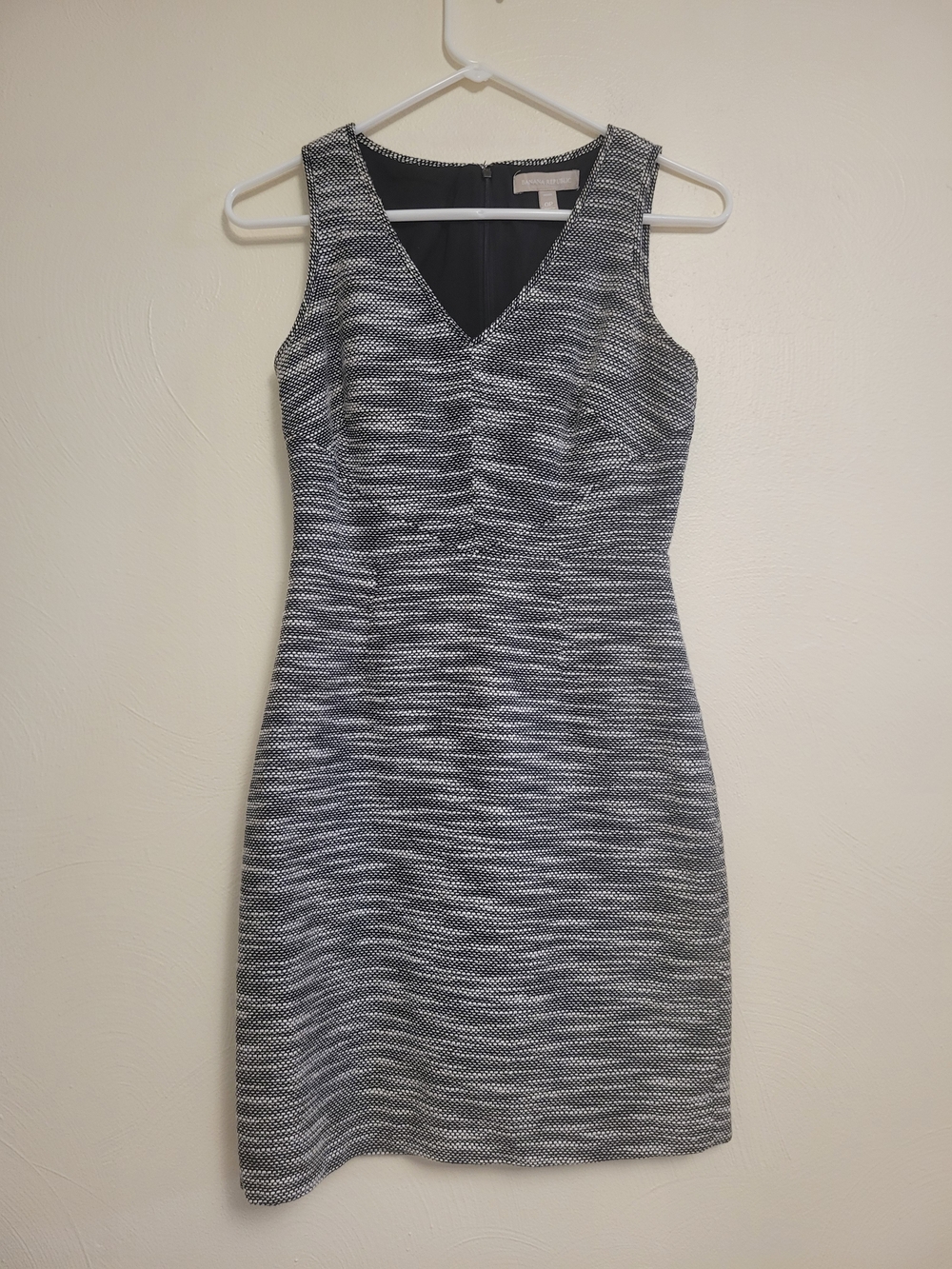 Banana Republic Black & White V-Neck Sheath Dress Size 0P